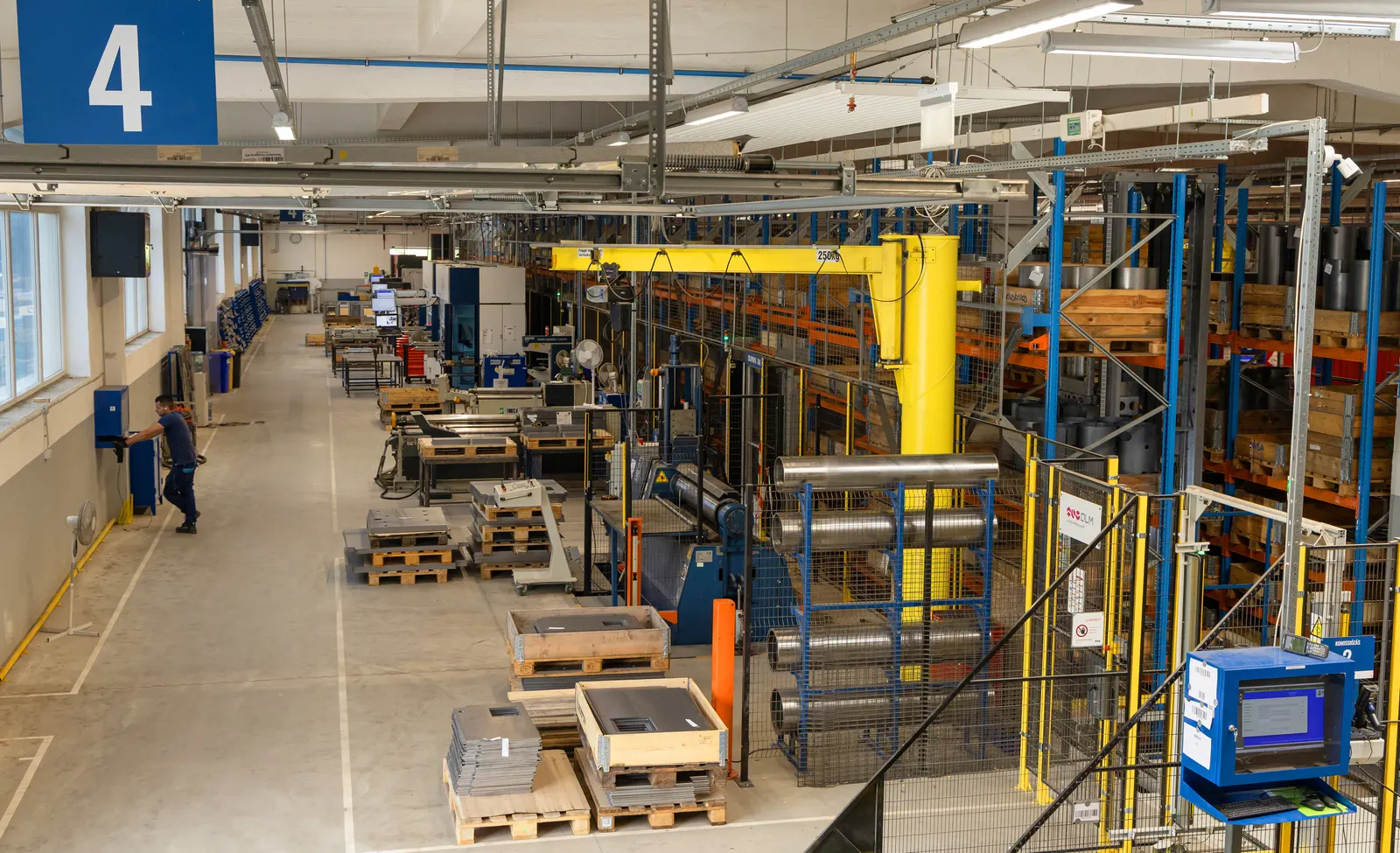 Production hall 4 with the 250 kg jib crane and finished parts palletised
